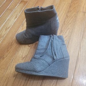 TOMS wedge ankle boot size W6